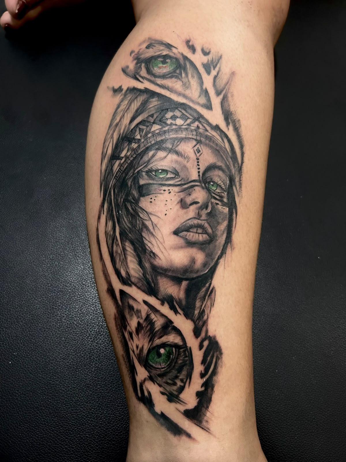 Tatuagem Guerreira de olhos verdes — Realismo, Panturrilha