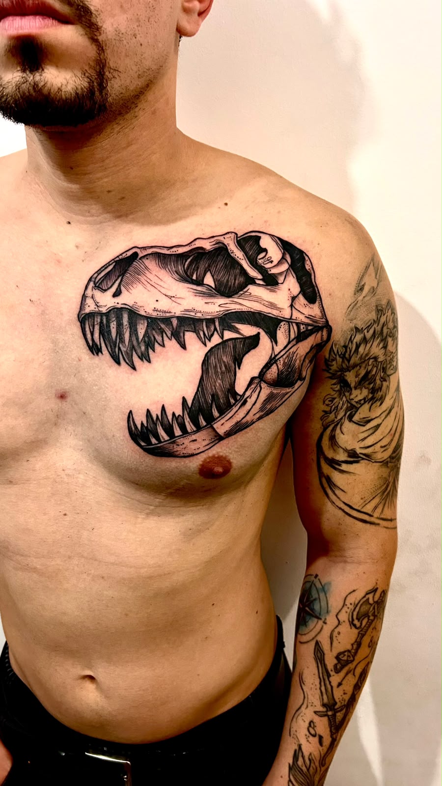Tatuagem Crânio de T-Rex — Blackwork, Peito